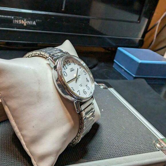 Timex Indiglo light-up watch dial Silver-tone 35 millimeter Water resistant - Picture 2 of 5